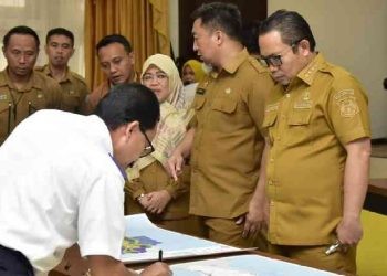 Penjabat Gubernur Gorontalo Ismail Pakaya saat menyaksikan penandatanganan kelengkapan dokumen pada pembahasan revisi Raperda RT/RW Provinsi Gorontalo pada Forum Lintas Sektor Kementertian dan Lembaga Kementerian ATR/BPN oleh Kepala Dinas Perhubungan Jamal Nganro, di Aula Rujab Gubernur, Selasa (12/9/2023). (Foto : Mila)