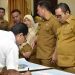Penjabat Gubernur Gorontalo Ismail Pakaya saat menyaksikan penandatanganan kelengkapan dokumen pada pembahasan revisi Raperda RT/RW Provinsi Gorontalo pada Forum Lintas Sektor Kementertian dan Lembaga Kementerian ATR/BPN oleh Kepala Dinas Perhubungan Jamal Nganro, di Aula Rujab Gubernur, Selasa (12/9/2023). (Foto : Mila)