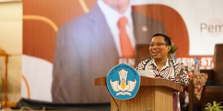 Elnino Mohi saat memberikan sambutan pada workshop pendidikan di maqna hotel, Sabtu (23/9/2023). Foto: Istimewa