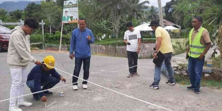 Sekertaris Komisi II DPRD Bone Bolango, Paris Djali saat memantau pelaksanakan pengerjaan MC di ruas jalan tersebut beberapa hari lalu.