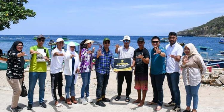 Wakil Ketua MPR RI, Fadel Muhammad, bersama Ideprenuers Club saat mengunjungi objek wisata Olele, Sabtu (9/9/2023).(Dok. MPR RI)