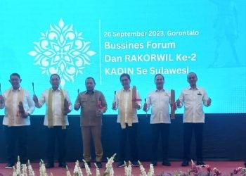 Penjabat Gubernur Gorontalo, Ismail Pakaya, bersama Ketua KADIN Indonesia, Arsjad Rasjid (tengah), didampingi WKU KADIN Wilayah Sulawesi, Kukrit Wicaksono (kedua kanan), Ketua KADIN Provinsi Gorontalo, Muhalim Dj Litty (kanan), serta Sekretaris Kementerian Investasi/BKPM, Ikmal Lukman (Kedua kiri) membunyikan alat musik khas Gorontalo, Polopalo, menandai dibukanya forum bisnis dan Rakorwil 2 KADIN se-Sulawesi di Gorontalo, Selasa (26/9/2023).(hasan/gopos)