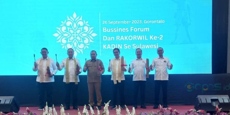 Penjabat Gubernur Gorontalo, Ismail Pakaya, bersama Ketua KADIN Indonesia, Arsjad Rasjid (tengah), didampingi WKU KADIN Wilayah Sulawesi, Kukrit Wicaksono (kedua kanan), Ketua KADIN Provinsi Gorontalo, Muhalim Dj Litty (kanan), serta Sekretaris Kementerian Investasi/BKPM, Ikmal Lukman (Kedua kiri) membunyikan alat musik khas Gorontalo, Polopalo, menandai dibukanya forum bisnis dan Rakorwil 2 KADIN se-Sulawesi di Gorontalo, Selasa (26/9/2023).(hasan/gopos)