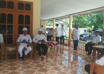 Sejumlah pejabat dan pemangku adat hadir dalam prosesi penganugerahan gelar adat bagi almarhum Ali Polapa