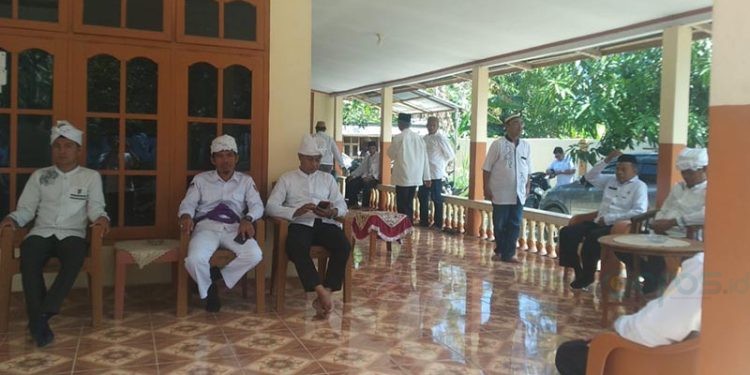 Sejumlah pejabat dan pemangku adat hadir dalam prosesi penganugerahan gelar adat bagi almarhum Ali Polapa