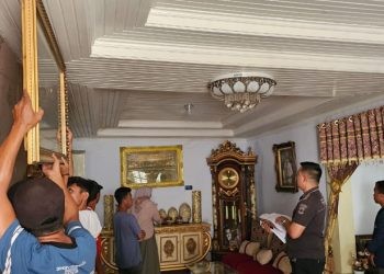 Petugas Penyidik Tidpikor Sat Reskrim Polresta Gorontalo Kota mengangkat sejumlah perabot dan hiasan di Kos Andromeda sebagai barang bukti dugaan kasus TPPU yang menyeret pasutri FA dan SMHB