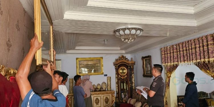 Petugas Penyidik Tidpikor Sat Reskrim Polresta Gorontalo Kota mengangkat sejumlah perabot dan hiasan di Kos Andromeda sebagai barang bukti dugaan kasus TPPU yang menyeret pasutri FA dan SMHB