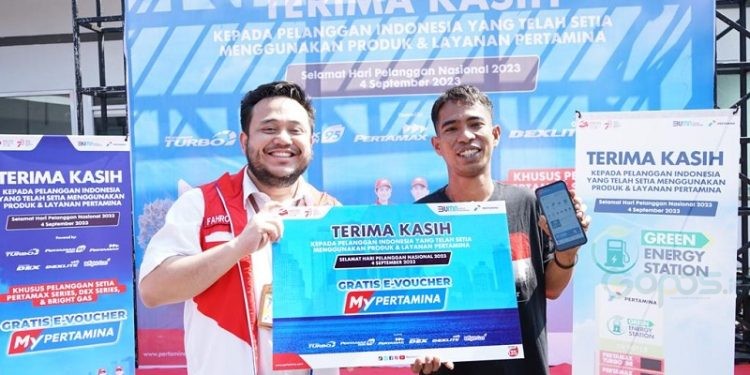 Pertamina Sulawesi membagi-bagikan promo menarik dalam rangka menyambut Hari Pelanggan Nasional 2023. (F. Pertamina)
