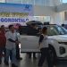 Pengunjung showroom even Hyundai Gorontalo melihat dari dekat Hyundai Creta yang menjadi salah satu produk  unggulan Hyundai.(lidya)