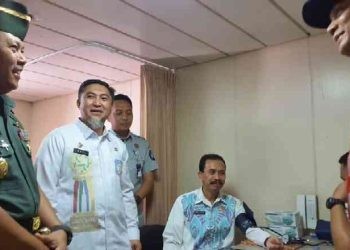 Penjabat Sekdaprov Gorontalo didampingi Danrem 133/NWB saat meninjau pelayanan kesehatan yang sudah dimiliki oleh Kapal Perintis Pangkalan Gorontalo pada Kamis (31/8/2023). Foto – Fadil