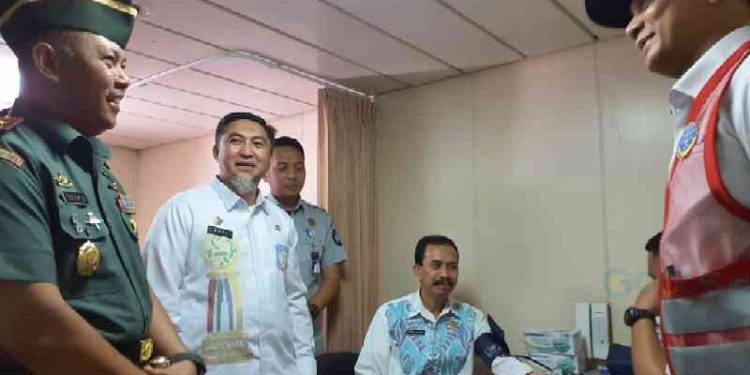 Penjabat Sekdaprov Gorontalo didampingi Danrem 133/NWB saat meninjau pelayanan kesehatan yang sudah dimiliki oleh Kapal Perintis Pangkalan Gorontalo pada Kamis (31/8/2023). Foto – Fadil