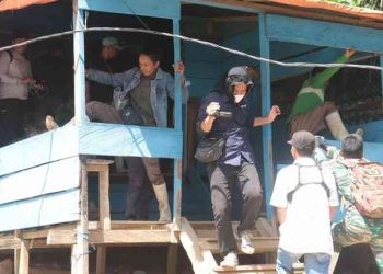 Polda Gorontalo saat melakukan penertiban minuman keras, senjata tajam, dan prostitusi di lokasi tambang Kecamatan Suwawa Kabupaten Bone Bolango, Ahad (3/9/2023).