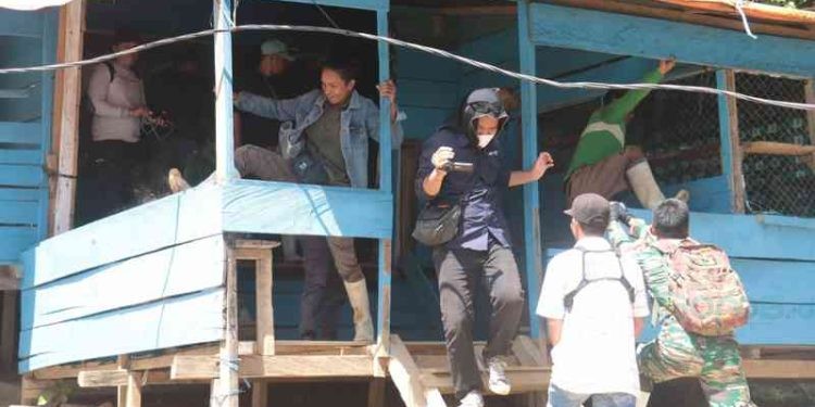 Polda Gorontalo saat melakukan penertiban minuman keras, senjata tajam, dan prostitusi di lokasi tambang Kecamatan Suwawa Kabupaten Bone Bolango, Ahad (3/9/2023).