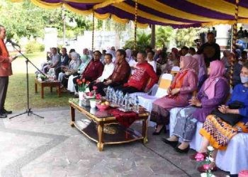 Penjagub Gorontalo Ismail Pakaya memberikan arahan pada pembukaan seminar dan workshop Bangga Budaya Indonesia di Rumah Adat Dulohupa, Kota Gorontalo, Kamis (14/9/2023). (Foto : Haris)