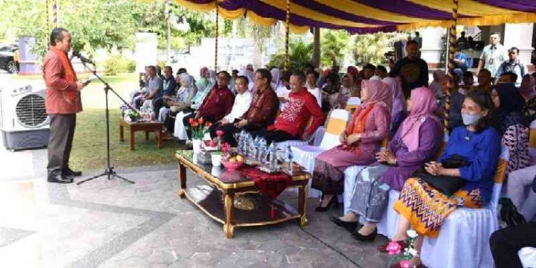 Penjagub Gorontalo Ismail Pakaya memberikan arahan pada pembukaan seminar dan workshop Bangga Budaya Indonesia di Rumah Adat Dulohupa, Kota Gorontalo, Kamis (14/9/2023). (Foto : Haris)