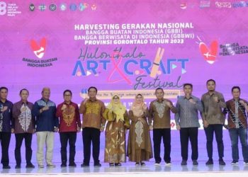 Pj Gubernur Gorontalo, Ismail Pakaya (5 dari kiri) bersama Kepala Perwakilan Bank Indonesia Provinsi Gorontalo, Dian Nugraha (6 dari kanan) berpose bersama pimpinan OPD dan lembaga/instansi di Provinsi Gorontalo dalam penutupan Hulonthalo Art and Craft Festival 2023