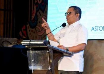 Penjagub Ismail Pakaya memberikan arahan pada peluncuran RAD SDGs Provinsi Gorontalo tahun 2023-2026 di Hotel Aston, Kota Gorontalo, Rabu (20/9/2023). (Foto : Haris)