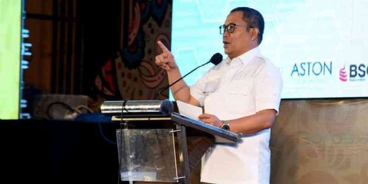 Penjagub Ismail Pakaya memberikan arahan pada peluncuran RAD SDGs Provinsi Gorontalo tahun 2023-2026 di Hotel Aston, Kota Gorontalo, Rabu (20/9/2023). (Foto : Haris)