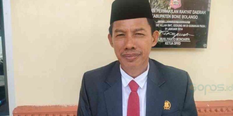 Anggota DPRD Kabupaten Bone Bolango, Karman Ruchban turut memberikan perhatiannya akan krisis air bersih di Bone Pesisir