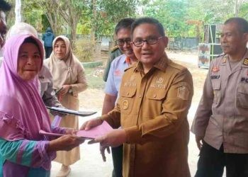Walikota Gorontalo, Marten Taha saat memberikan Bantuan Pangan Non Tunai Daerah (BPNTD).