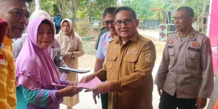 Walikota Gorontalo, Marten Taha saat memberikan Bantuan Pangan Non Tunai Daerah (BPNTD).