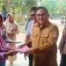 Walikota Gorontalo, Marten Taha saat memberikan Bantuan Pangan Non Tunai Daerah (BPNTD).