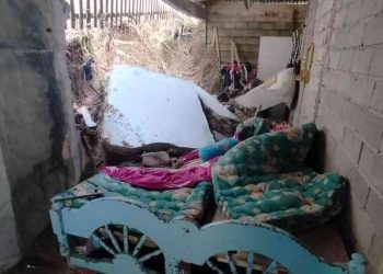 Satu rumah di Kelurahan Talumolo, Kecamatan Dumbo Raya, Kota Gorontalo terdampak longsor akibat hujan lebat yang mengguyur Selasa malam (12/9/2023).