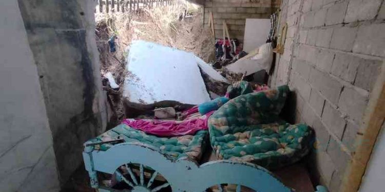 Satu rumah di Kelurahan Talumolo, Kecamatan Dumbo Raya, Kota Gorontalo terdampak longsor akibat hujan lebat yang mengguyur Selasa malam (12/9/2023).