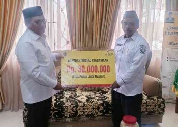 Pemerintah Kota Gorontalo memberikan bantuan CSR dari Bank SulutGo senilai Rp30 juta ke SMA Negeri 2 Gorontalo, Rabu (13/9/2023). (F: Putra/Gopos)