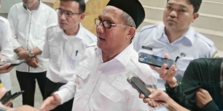 Walikota Gorontalo, Marten Taha diwawancarai awak media usai peninjauan. Rabu (13/9/2023). (Putra/Gopos)