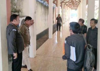 Yakub Tangahu salah satu masyarakat pemerhati di Bone Bolango bersama pihak Bawaslu Bone Bolango ditemui di Kantor DRPD Bone Bolango.