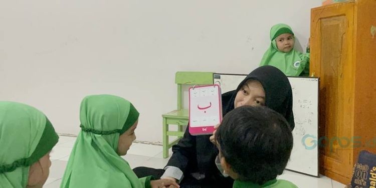 Pemanfaatan Flashcard sebagai Media Bermain sambil Belajar oleh kelompok 45 gelombang 4 di RA Terpadu Al-Ishlah Kota Gorontalo. (istimewa)