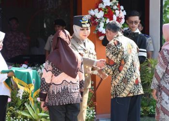 Kepala Kantor Wilayah Badan Pertanahan Nasional Provinsi Gorontalo, Ery Juliani Pasoreh, S.H, M.Si ketika memberikan sertifikat tanah kepada masyarakat. foto istimewa