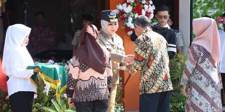 Kepala Kantor Wilayah Badan Pertanahan Nasional Provinsi Gorontalo, Ery Juliani Pasoreh, S.H, M.Si ketika memberikan sertifikat tanah kepada masyarakat. foto istimewa