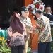 Kepala Kantor Wilayah Badan Pertanahan Nasional Provinsi Gorontalo, Ery Juliani Pasoreh, S.H, M.Si ketika memberikan sertifikat tanah kepada masyarakat. foto istimewa