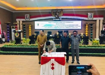 Penandatanganan nota kesepakatan KUA-PPAS Perubahan APBD 2023 pada rapat paripurna DPRD Kota Gorontalo, Selasa (5/9/2023).