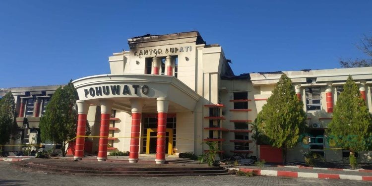 Kondisi kantor Bupati Pohuwato yang ludes terbakar.