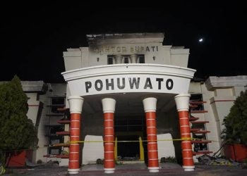 Kondisi Kantor Bupati Pohuwato pasca dilanda kebakaran saat unjuk rasa berujung kericuhan, Kamis (21/9/2023).