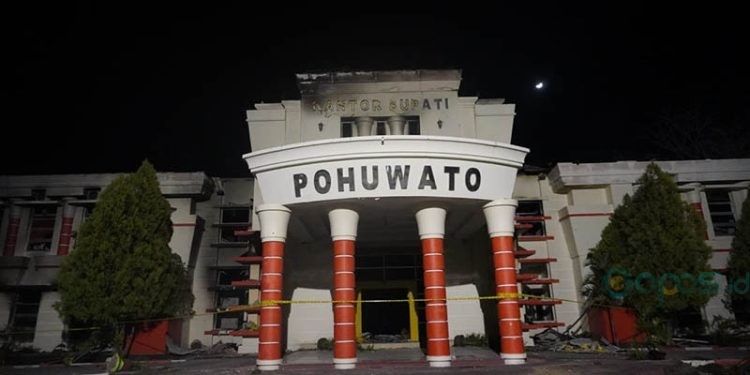 Kondisi Kantor Bupati Pohuwato pasca dilanda kebakaran saat unjuk rasa berujung kericuhan, Kamis (21/9/2023).