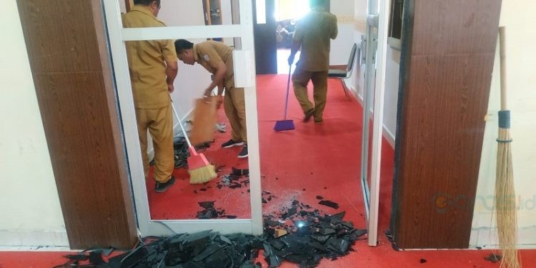 Sejumlah pegawai saat membersihkan sisa-sisa kerusakan di kantor DPRD Pohuwato, Selasa (26/9/2023).