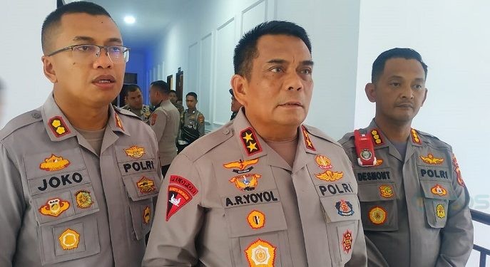 Kapolda Gorontalo Irjen Pol Angesta Romano Yoyol didampingi Kabid Humas Polda Gorontalo Kombes Pol Desmont Harjendro AP (kanan) dan Kapolres Pohuwato AKBP Joko Sulistiono (kiri).(Yusuf/gopos)