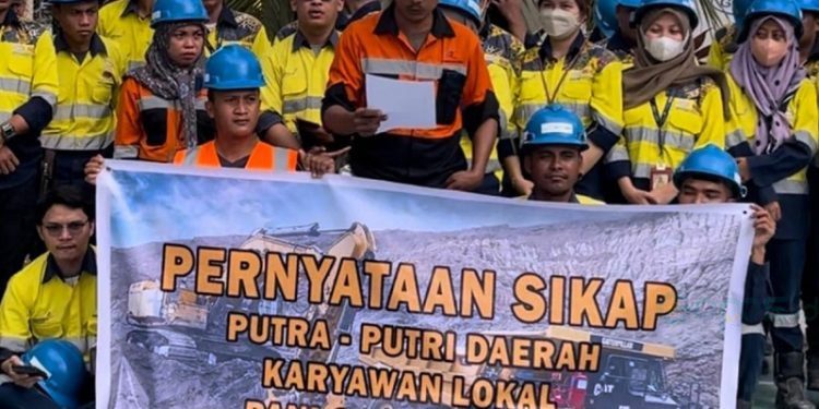 Karyawan PGP asal Pohuwato saat membacakan pernyataan sikapnya, Selasa (12/9/2023).
