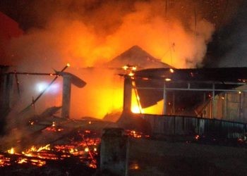Kebakaran yang melanda sebuah rumah makan dan toko gorden di Jl. H.B Jassin (eks Jl. Agus Salim) kota Gorontalo, Ahad (17/9/2023).(Arif/gopos)