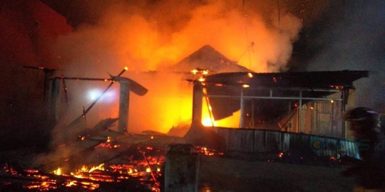 Kebakaran yang melanda sebuah rumah makan dan toko gorden di Jl. H.B Jassin (eks Jl. Agus Salim) kota Gorontalo, Ahad (17/9/2023).(Arif/gopos)
