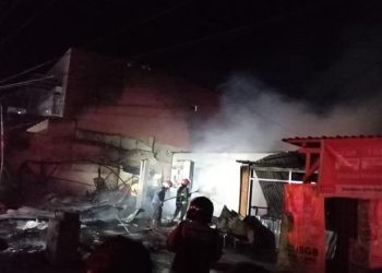 Petugas pemadam kebakaran sedang melakukan pemadaman pada peristiwa kebakaran di Jl. H.B Jassin (eks Agus Salim) Kota Gorontalo, Ahad (17/9/2023).(Rama/gopos)