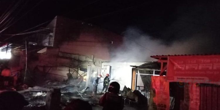 Petugas pemadam kebakaran sedang melakukan pemadaman pada peristiwa kebakaran di Jl. H.B Jassin (eks Agus Salim) Kota Gorontalo, Ahad (17/9/2023).(Rama/gopos)