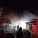 Petugas pemadam kebakaran sedang melakukan pemadaman pada peristiwa kebakaran di Jl. H.B Jassin (eks Agus Salim) Kota Gorontalo, Ahad (17/9/2023).(Rama/gopos)