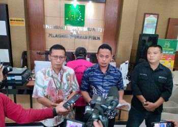 Kasi Penkum Kejati Gorontalo Dadang Djafar saat memberi keterangan pers terkait penahanan Direktur PDAM Bone Bolango Yusar Laya, Jumat (1/9/2023). (Putra/gopos)
