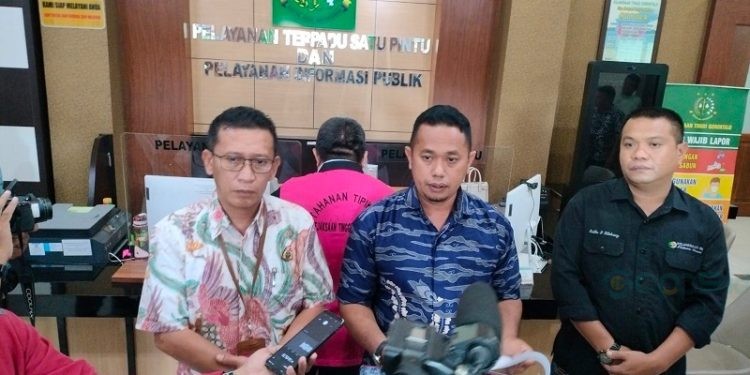 Kasi Penkum Kejati Gorontalo Dadang Djafar saat memberi keterangan pers terkait penahanan Direktur PDAM Bone Bolango Yusar Laya, Jumat (1/9/2023). (Putra/gopos)