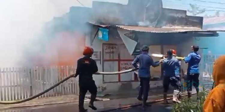Petugas pemadam kebakaran berusaha memadamkan kobaran api dalam peristiwa kebakaran kios di Kelurahan Hunggaluwa, Kecamatan Limboto, Kabupaten Gorontalo.(istimewa)